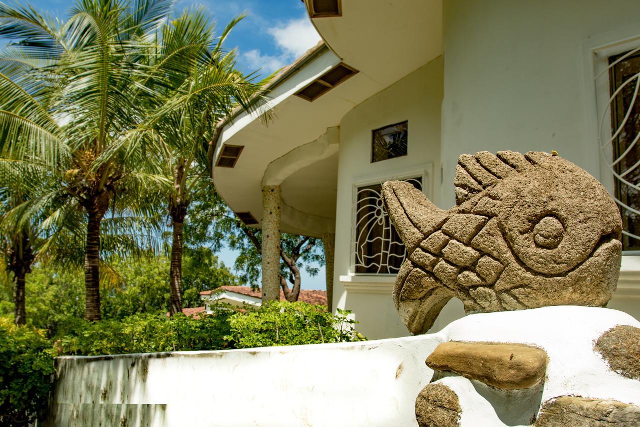 Two Brothers Surf Resort Tola Esterno foto