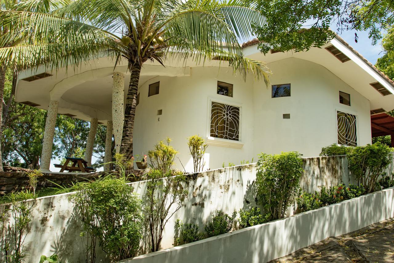 Two Brothers Surf Resort Tola Esterno foto