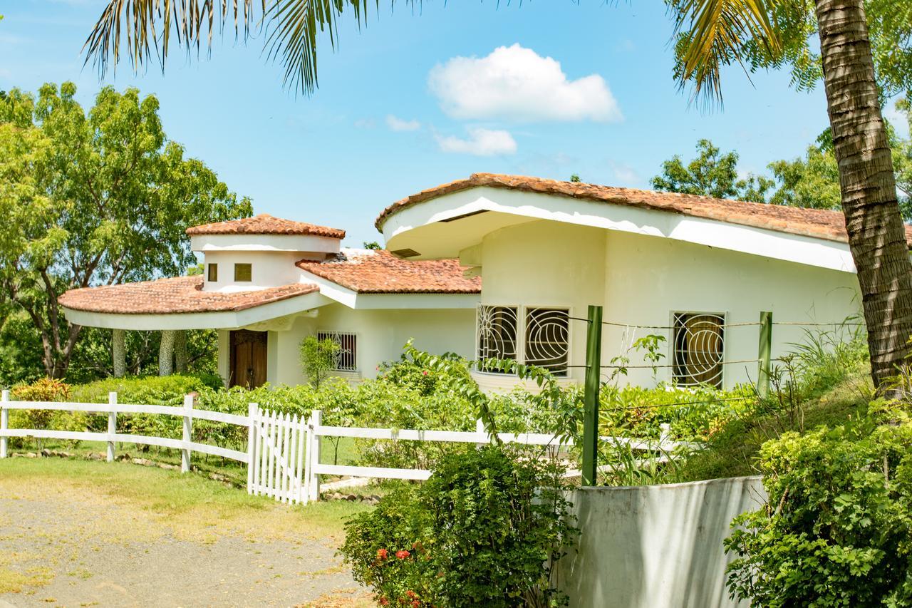 Two Brothers Surf Resort Tola Esterno foto