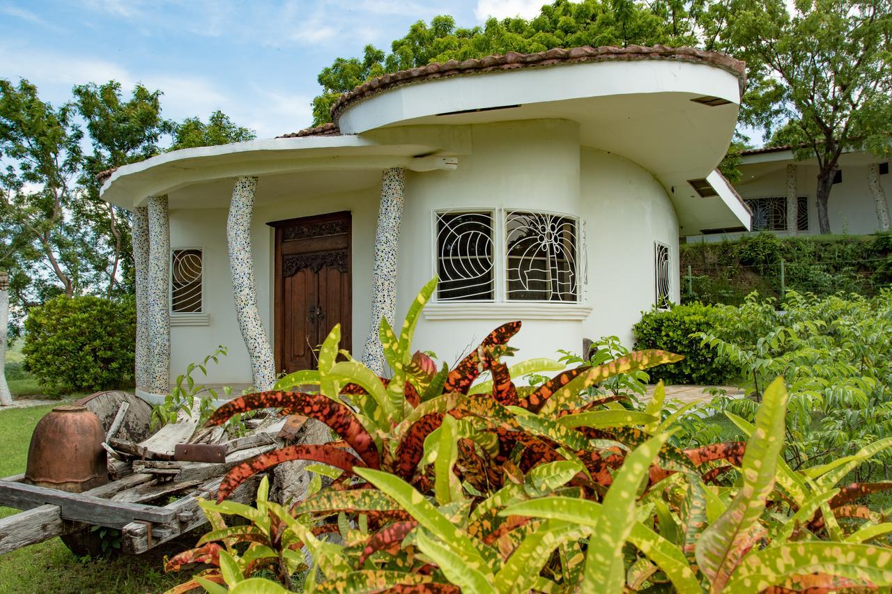 Two Brothers Surf Resort Tola Esterno foto