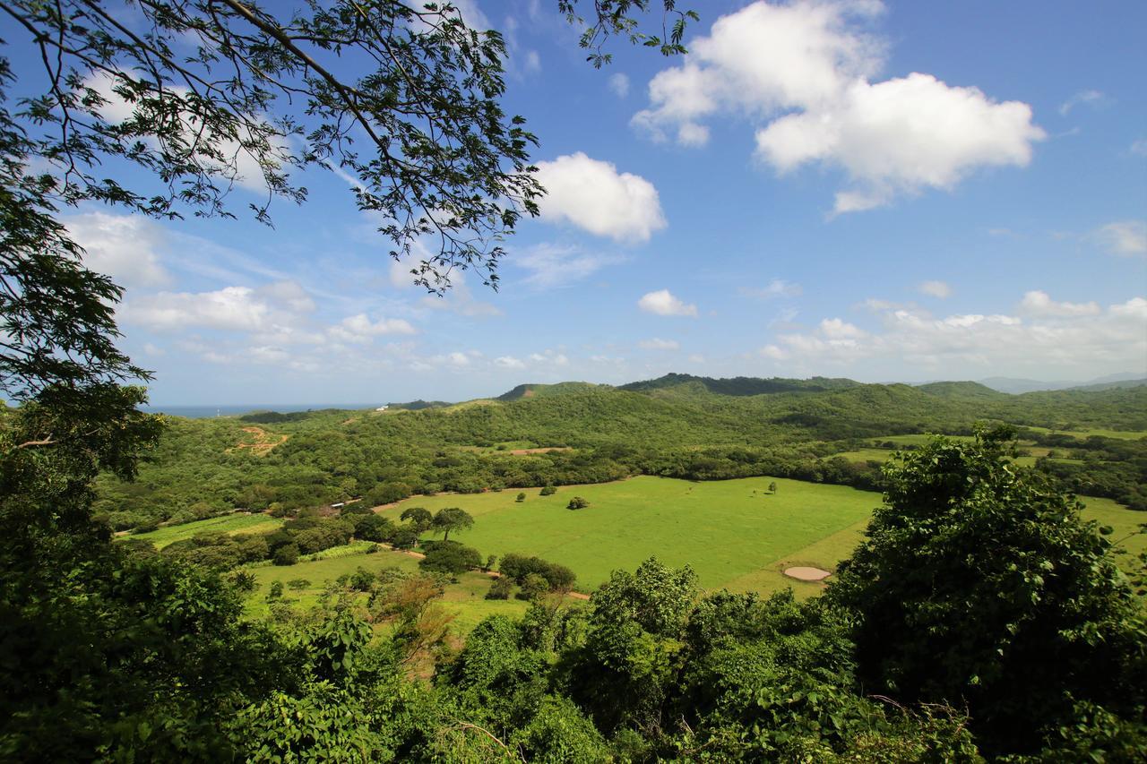 Two Brothers Surf Resort Tola Esterno foto